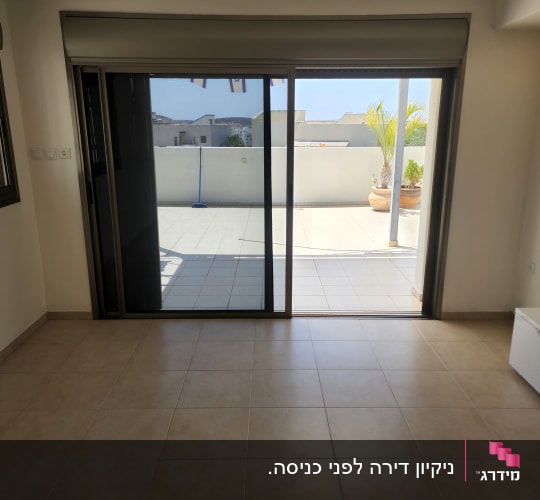 סלון ריק ונקי בדירה עם ריצוף קרמיקה ודלת ויטרינה למרפסת